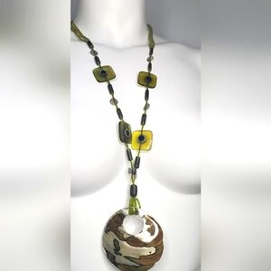 Necklace Elegant In Green and Brown Mother Of Pearl